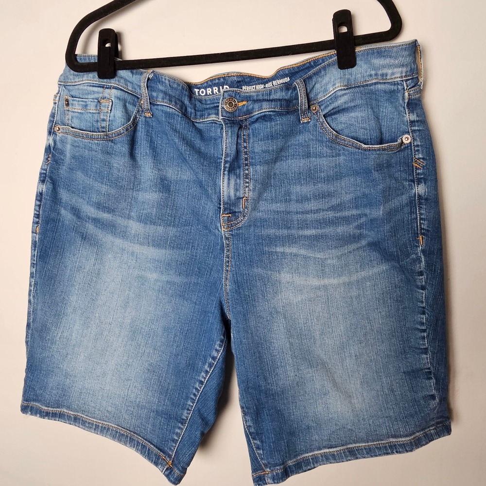 Torrid Womens Vintage Stretch High Rise Bermuda Denim Shorts 20 Blue Casual